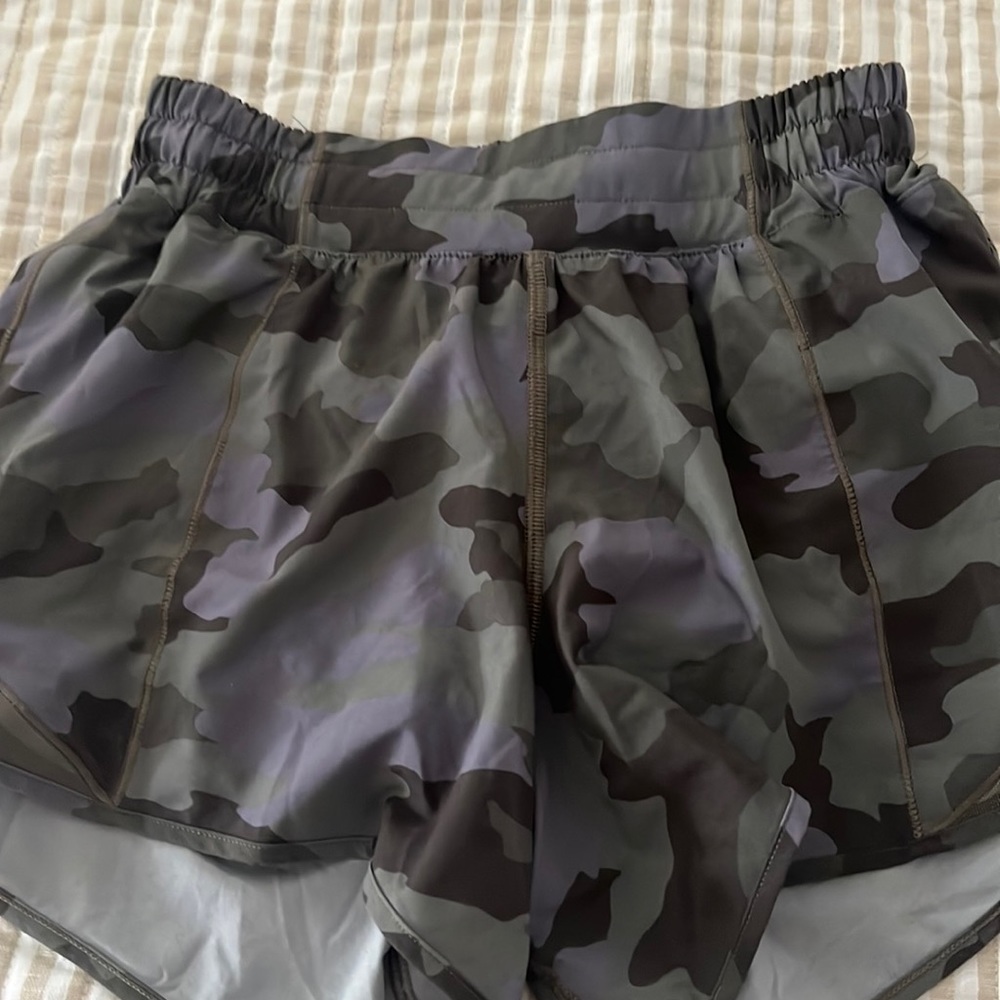 Lululemon hotty hot size 4 4 inch length